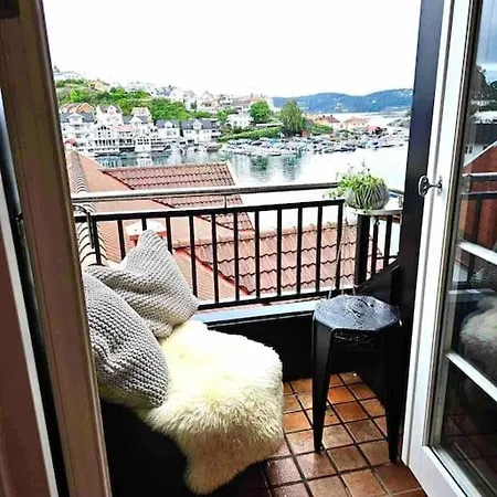 Sentral Loftsleilighet Med Sjoutsikt *