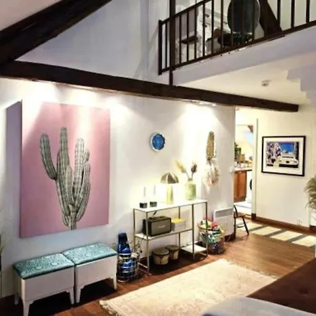 Sentral Loftsleilighet Med Sjoutsikt Apartman
